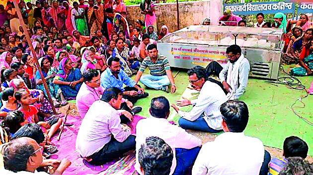 Finally, after 36 hours, | अखेर ३६ तासानंतर निघाला तोडगा Finally, after 36 hours, | अखेर ३६ तासानंतर निघाला तोडगा