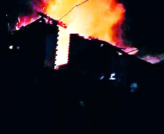 A massive fire in the house of Tamaswadi | तामसवाडीत घराला भीषण आग A massive fire in the house of Tamaswadi | तामसवाडीत घराला भीषण आग