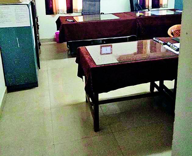 Bhandara Panchayat committee wind! | भंडारा पंचायत समिती वाऱ्यावर! Bhandara Panchayat committee wind! | भंडारा पंचायत समिती वाऱ्यावर!