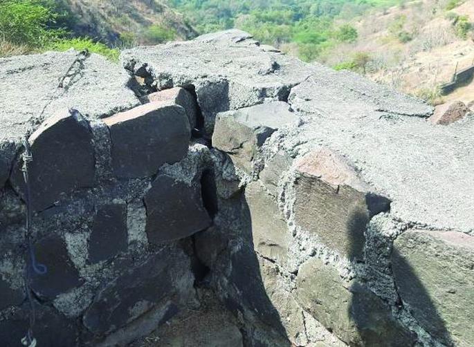 Lonar: Protection wall on Dhartirtha cracked! | लोणार: धारतीर्थावरील संरक्षण भिंतीला तडे!