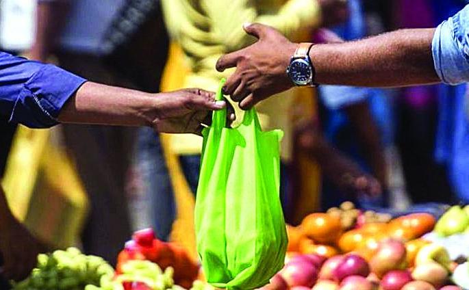 There was a violation of the plastic ban rule | प्लास्टिक बंदीच्या नियमाचे होतेय उल्लंघन There was a violation of the plastic ban rule | प्लास्टिक बंदीच्या नियमाचे होतेय उल्लंघन