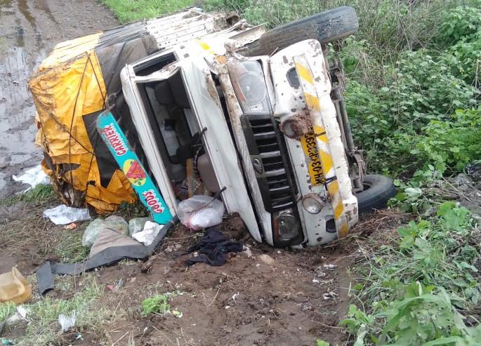 The pickup overturned, exposing the brass | पीकअप उलटल्याने पितळ उघड पडले