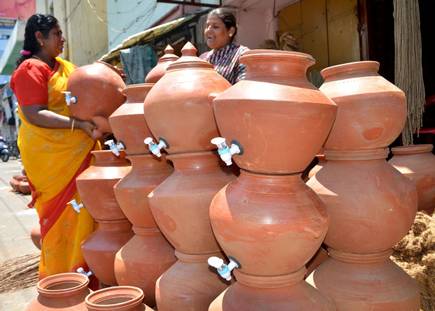 The 'clay pots' business got cold! | ‘मातीचे मडके’ थंड पडले ! The 'clay pots' business got cold! | ‘मातीचे मडके’ थंड पडले !
