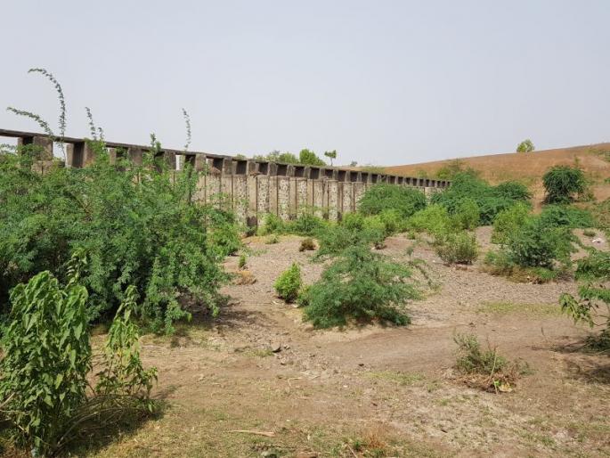 A bund built with a cost of Rs 90 lakh in Chhurdi | चहार्डी येथील ९० लाख रुपये खर्चून उभारलेला बंधारा दूर्लक्षित A bund built with a cost of Rs 90 lakh in Chhurdi | चहार्डी येथील ९० लाख रुपये खर्चून उभारलेला बंधारा दूर्लक्षित