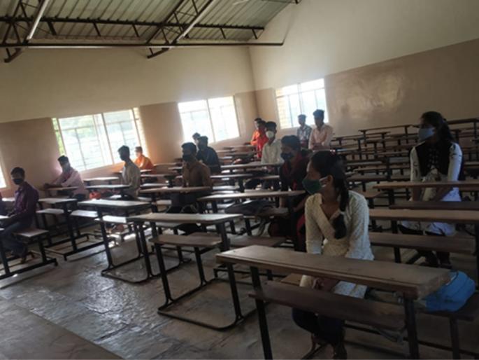 Attendance at Chandwad College was only twenty percent on the first day | चांदवड महाविद्यालयात पहिल्या दिवशी अवघी वीस टक्के उपस्थिती Attendance at Chandwad College was only twenty percent on the first day | चांदवड महाविद्यालयात पहिल्या दिवशी अवघी वीस टक्के उपस्थिती