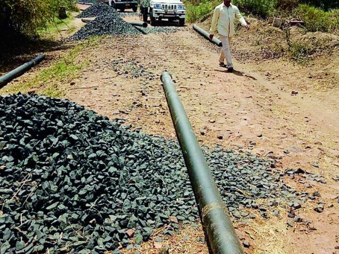Traffic stops due to pipe on the middle of the road | रस्त्याच्या मध्यभागावरील पाईपमुळे रहदारीस अडथळा Traffic stops due to pipe on the middle of the road | रस्त्याच्या मध्यभागावरील पाईपमुळे रहदारीस अडथळा