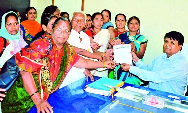 137 workers of government hospitals unemployed | शासकीय रुग्णालयातील १३७ कामगार बेरोजगार 137 workers of government hospitals unemployed | शासकीय रुग्णालयातील १३७ कामगार बेरोजगार