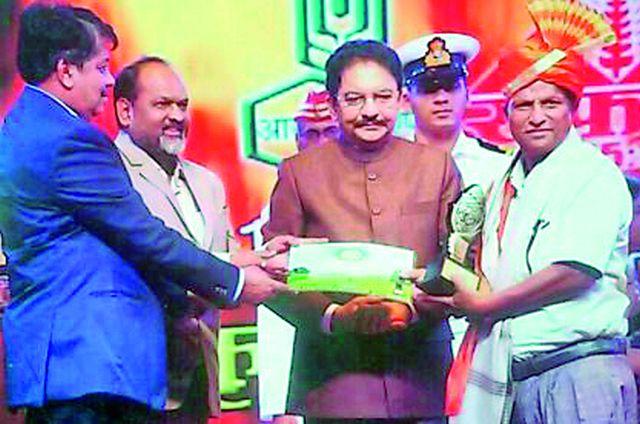 Dattatray Gundavar Agricultural Award conferred on | दत्तात्रय गुंडावार कृषी पुरस्काराने सन्मानित