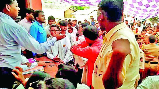 In the two groups, from the selection of employment service, literal flint | रोजगार सेवक निवडीवरून दोन गटात शाब्दिक चकमक