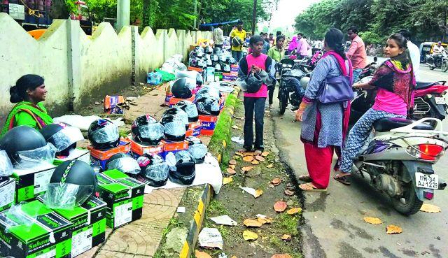 Sale of 'Topper Helmet' in the forced name | सक्तीच्या नावावर ‘टप्पर’ हेल्मेटची विक्री Sale of 'Topper Helmet' in the forced name | सक्तीच्या नावावर ‘टप्पर’ हेल्मेटची विक्री