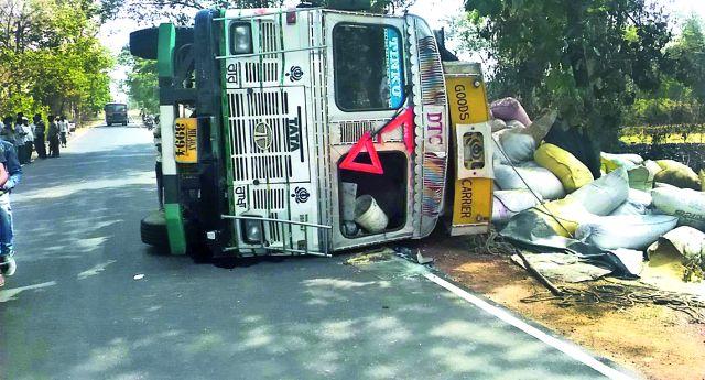 Father and daughter's death in accident | अपघातात वडील व मुलीचा मृत्यू Father and daughter's death in accident | अपघातात वडील व मुलीचा मृत्यू