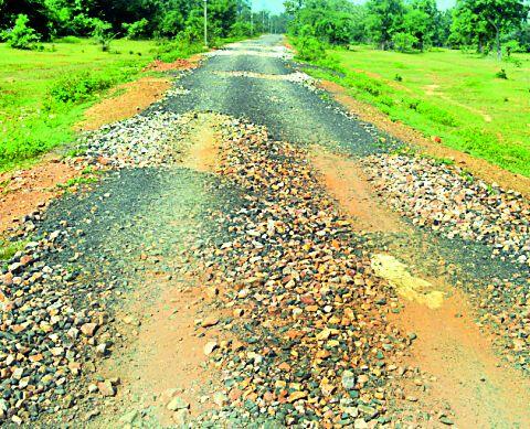 Due to the mistake of the contractor, tarpaulin can be broken | कंत्राटदाराच्या चुकीमुळे डांबरीकरण उखडले  Due to the mistake of the contractor, tarpaulin can be broken | कंत्राटदाराच्या चुकीमुळे डांबरीकरण उखडले