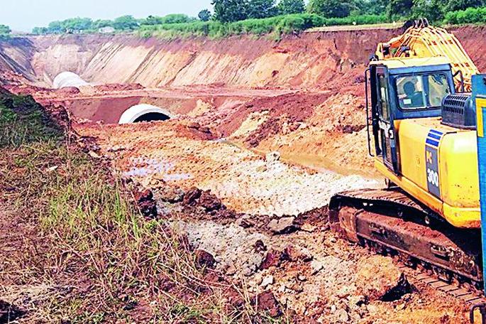 The work of Ghodazari sub-canal has been in full swing for the last 12 years | १२ वर्षांपासून घोडाझरी उपकालव्याचे काम कासवगतीने The work of Ghodazari sub-canal has been in full swing for the last 12 years | १२ वर्षांपासून घोडाझरी उपकालव्याचे काम कासवगतीने