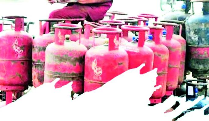 Gas cylinders rose by Rs 25 again; Now count 907 rupees | गॅस सिलिंडर पुन्हा 25 रुपयांनी वाढले; आता मोजा 907 रुपये