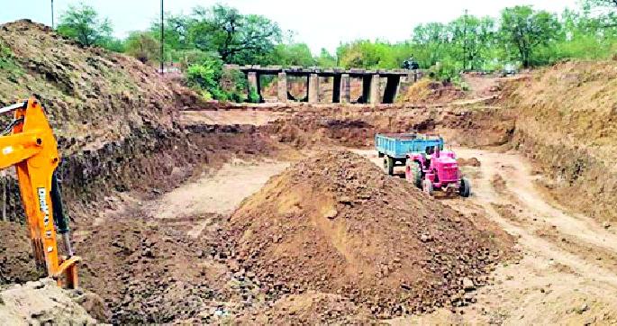 Ten lakhs of debt to cover the thirst of people | लोकांची तहान भागविण्यासाठी दहा लाखांचे कर्ज Ten lakhs of debt to cover the thirst of people | लोकांची तहान भागविण्यासाठी दहा लाखांचे कर्ज