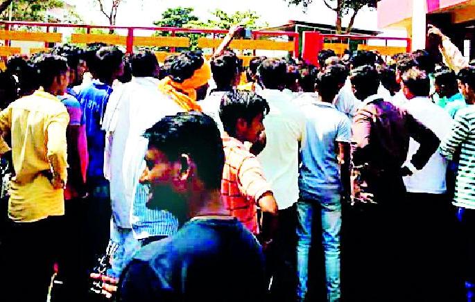 The bodies placed before the school | शाळेसमोरच ठेवला मृतदेह The bodies placed before the school | शाळेसमोरच ठेवला मृतदेह