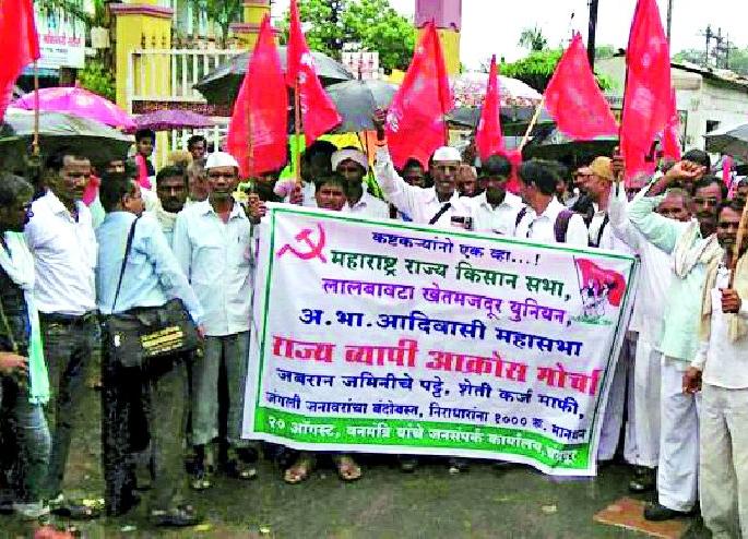 Farmers' Front on the Van-Man's Public Relations Office | वनमंत्र्यांच्या जनसंपर्क कार्यालयावर शेतकऱ्यांचा मोर्चा Farmers' Front on the Van-Man's Public Relations Office | वनमंत्र्यांच्या जनसंपर्क कार्यालयावर शेतकऱ्यांचा मोर्चा