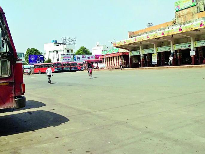 ST corporation hit billions of crores | एसटी महामंडळाला कोट्यवधींचा फटका ST corporation hit billions of crores | एसटी महामंडळाला कोट्यवधींचा फटका