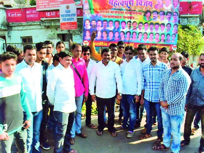 Opposition demonstrations of social organizations before the Municipal Corporation | महानगर पालिकेसमोर तेली समाजबांधवांची निदर्शने Opposition demonstrations of social organizations before the Municipal Corporation | महानगर पालिकेसमोर तेली समाजबांधवांची निदर्शने