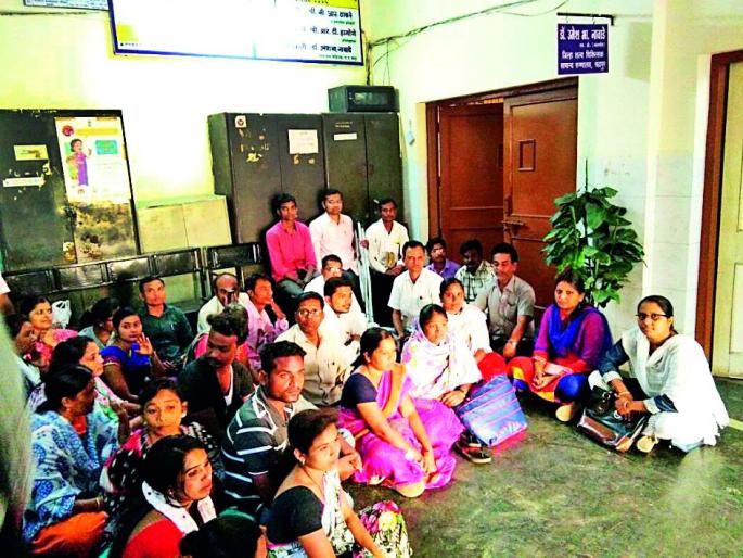 Workers' stance in the District Hospital | जिल्हा रूग्णालयात कामगारांचा ठिय्या Workers' stance in the District Hospital | जिल्हा रूग्णालयात कामगारांचा ठिय्या