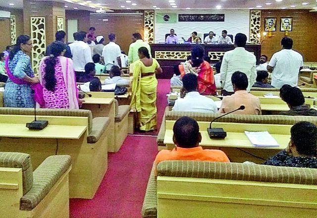 Manpada shudder from the watering project | सांडपाण्याच्या प्रकल्पावरून मनपात गदारोळ