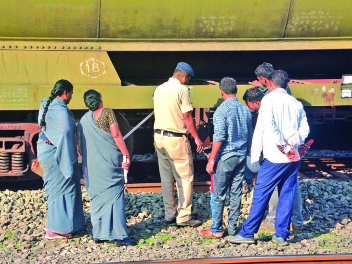 Petrol leaks from rail wagons; Passenger alert avoids accident | रेल्वे वॅगनमधून पेट्रोल गळती; प्रवाशांच्या सतर्कतेमुळे अनर्थ टळला! Petrol leaks from rail wagons; Passenger alert avoids accident | रेल्वे वॅगनमधून पेट्रोल गळती; प्रवाशांच्या सतर्कतेमुळे अनर्थ टळला!