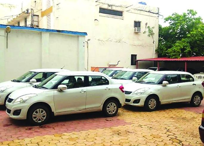 Administrative control in Zilla Parishad; Officials deposited vehicles | जिल्हा परिषदेत प्रशासकीय कारभार सुरू ; पदाधिकाऱ्यांची वाहने जमा