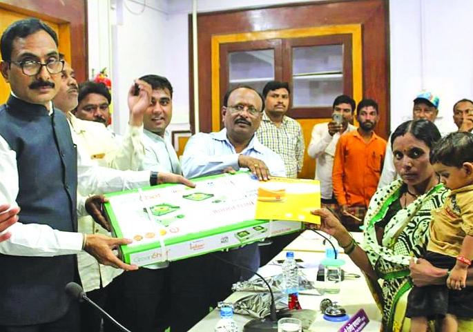 eligible beneficiary Do not be deprived of the benefits of scheme - Collector Jitendra Patalkar | पात्र लाभार्थी योजनेच्या लाभापासून वंचित राहू नये - जिल्हाधिकारी जितेंद्र पापळकर  eligible beneficiary Do not be deprived of the benefits of scheme - Collector Jitendra Patalkar | पात्र लाभार्थी योजनेच्या लाभापासून वंचित राहू नये - जिल्हाधिकारी जितेंद्र पापळकर