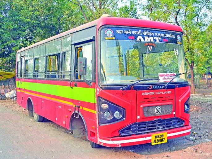 City bus vandalism; Driver-car accidentally hit | सिटी बसची तोडफोड; चालक-वाहकास बेदम मारहाण City bus vandalism; Driver-car accidentally hit | सिटी बसची तोडफोड; चालक-वाहकास बेदम मारहाण