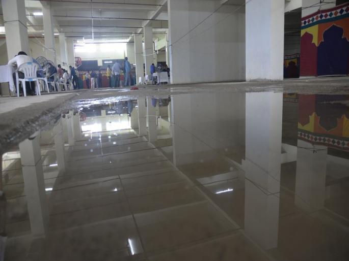 Before the inauguration of the playground, the leakage of the bottom floor in jalgaon | जळगावात उद्घाटनापूर्वीच नाट्यगृहाच्या तळाघराच्या छताला गळती Before the inauguration of the playground, the leakage of the bottom floor in jalgaon | जळगावात उद्घाटनापूर्वीच नाट्यगृहाच्या तळाघराच्या छताला गळती