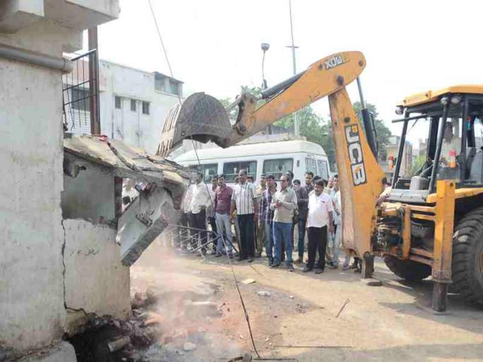 Landowner constructed on 5 acres of encroachment | ५७ पक्के अतिक्रमीत बांधकाम केले जमीनदोस्त