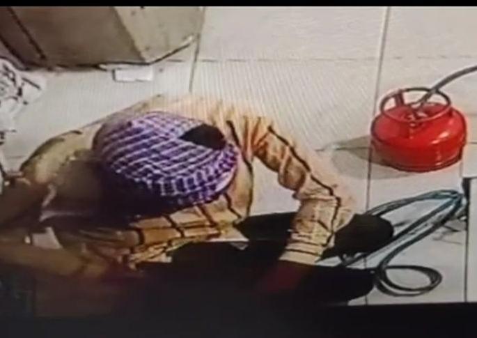 The accused fled early in the morning leaving the police asleep | पोलिसांना झोपेत ठेवून आरोपींचे पहाटे पलायन The accused fled early in the morning leaving the police asleep | पोलिसांना झोपेत ठेवून आरोपींचे पहाटे पलायन