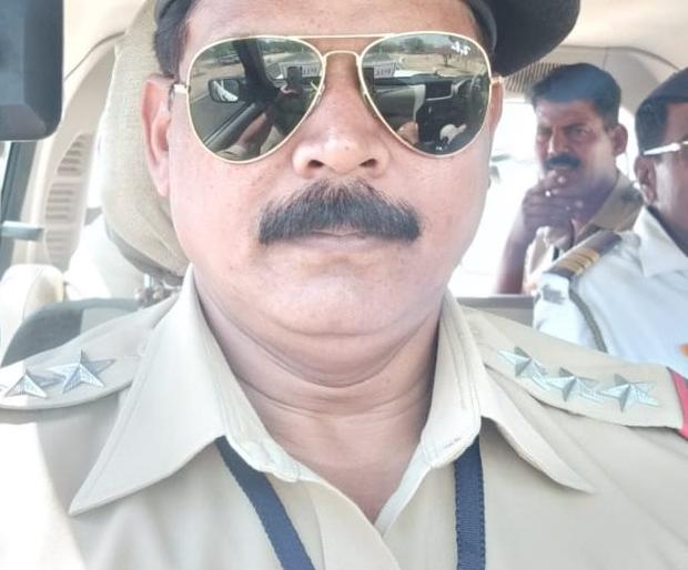 tere jaisa yaar kahan... Police Inspector Daulatarao Jadhav's song on social media | तेरे जैसा यार कहा... पोलीस निरीक्षक दौलतराव जाधव यांचे गाणे सोशल मीडियावर सुपरहीट