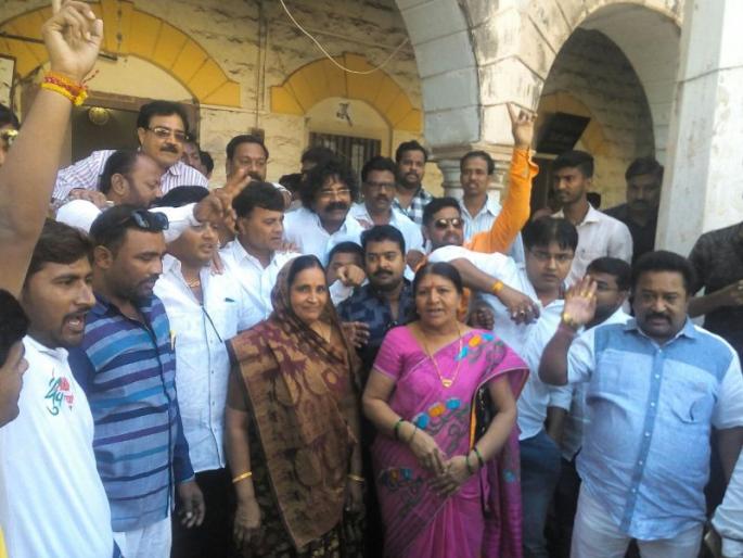 BJP's Baliben mandore won the standing committee of the Standing Committee of Dhule Municipal Corporation | धुळे महापालिकेत स्थायी समिती सभापतीपदी भाजपाच्या बालीबेन मंडोरे विजयी BJP's Baliben mandore won the standing committee of the Standing Committee of Dhule Municipal Corporation | धुळे महापालिकेत स्थायी समिती सभापतीपदी भाजपाच्या बालीबेन मंडोरे विजयी