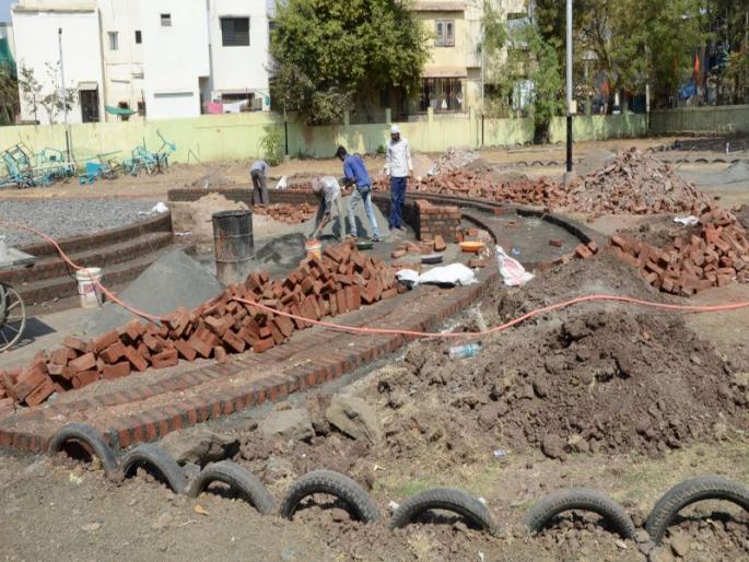 Start of work of gardens finally in Dhule city | धुळे शहरात अखेर उद्यानांच्या कामांना प्रारंभ