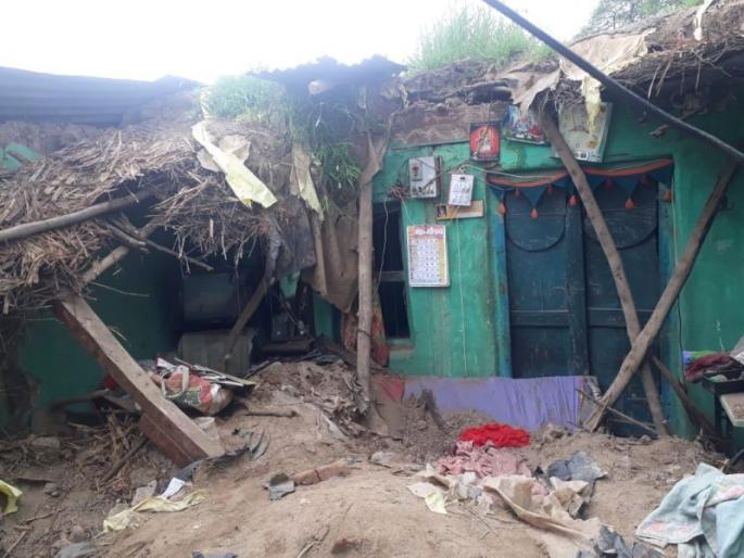 Midnight house collapses, death of two girls | मध्यरात्री मातीचे घर कोसळले, दोन मुलींचा मृत्यू Midnight house collapses, death of two girls | मध्यरात्री मातीचे घर कोसळले, दोन मुलींचा मृत्यू
