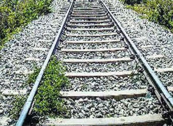 Lover's suicide due to dondikeic traffic | दोंडाईचानजिक रेल्वेखाली येवून प्रेमीयुगुलाची आत्महत्या Lover's suicide due to dondikeic traffic | दोंडाईचानजिक रेल्वेखाली येवून प्रेमीयुगुलाची आत्महत्या