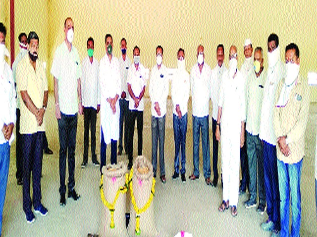 Start buying maize at Deola | देवळा येथे मका खरेदीस प्रारंभ Start buying maize at Deola | देवळा येथे मका खरेदीस प्रारंभ