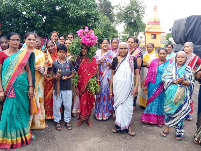 Varunaraja of women in the temple | देवळ्यात महिलांचे वरुणराजाला साकडे Varunaraja of women in the temple | देवळ्यात महिलांचे वरुणराजाला साकडे