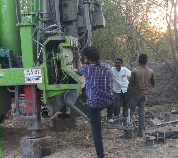 Farmers gave their own self-purchase to bore the Gram Panchayat to satisfy the thirst of the village | गावाची तहान भागविण्यासाठी शेतकऱ्याने स्वखर्चाने दिले ग्रामपंचायतीला बोअरवेल करून Farmers gave their own self-purchase to bore the Gram Panchayat to satisfy the thirst of the village | गावाची तहान भागविण्यासाठी शेतकऱ्याने स्वखर्चाने दिले ग्रामपंचायतीला बोअरवेल करून
