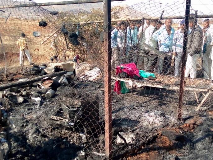 Four gas burns due to gas burns | गॅसगळतीमुळे आगीत चौघांचा होरपळून मृत्यू Four gas burns due to gas burns | गॅसगळतीमुळे आगीत चौघांचा होरपळून मृत्यू