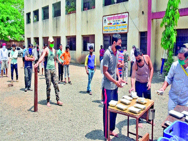 Care for Social Distinction in Municipal Shelter Centers | मनपा निवारा केंद्रांत सोशल डिन्स्टन्सिंंगची काळजी Care for Social Distinction in Municipal Shelter Centers | मनपा निवारा केंद्रांत सोशल डिन्स्टन्सिंंगची काळजी