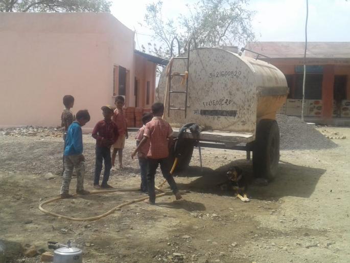 Student riot hour due to lack of teacher | शिक्षकच नसल्याने विद्यार्थ्यांचा दंगामस्तीचा तास Student riot hour due to lack of teacher | शिक्षकच नसल्याने विद्यार्थ्यांचा दंगामस्तीचा तास