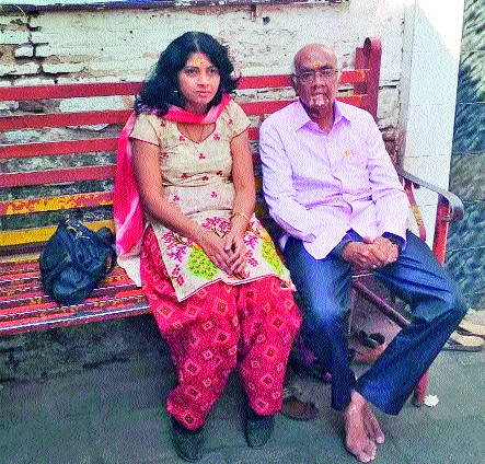 ... they celebrate Father's Day with devotion | ...त्या कर्तव्य परायणतेतून साजरा करतात ‘फादर्स डे’ ... they celebrate Father's Day with devotion | ...त्या कर्तव्य परायणतेतून साजरा करतात ‘फादर्स डे’