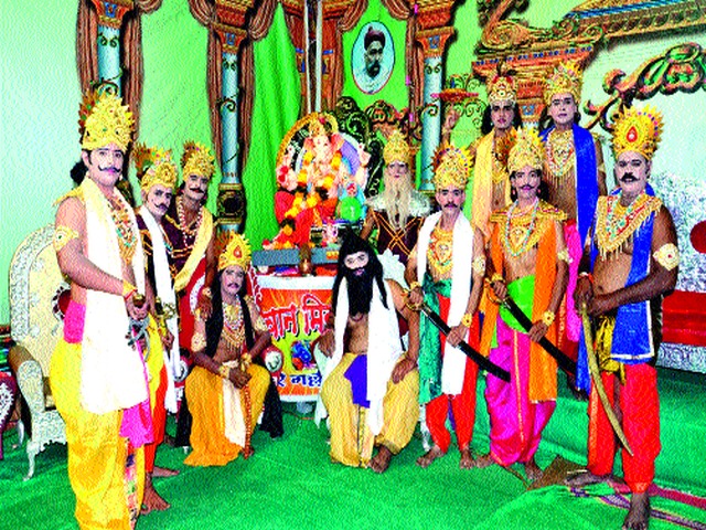 The crowd to see the scenes | देखावे पाहण्यासाठी गर्दी The crowd to see the scenes | देखावे पाहण्यासाठी गर्दी