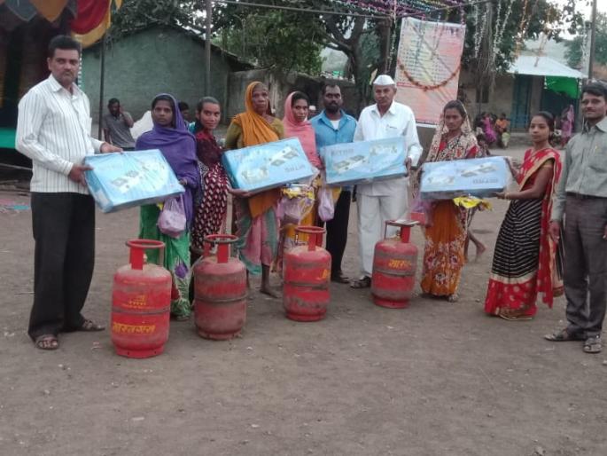 Free gas distribution under Ujjawala scheme in collaboration with Anlom at Mulher | मुल्हेर येथे अनुलोम च्या सहकार्याने उज्ज्वला योजने अंतर्गत मोफत गॅस वितरण Free gas distribution under Ujjawala scheme in collaboration with Anlom at Mulher | मुल्हेर येथे अनुलोम च्या सहकार्याने उज्ज्वला योजने अंतर्गत मोफत गॅस वितरण