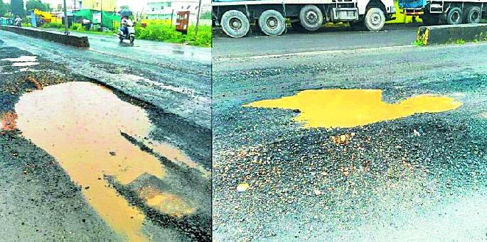 The main road of Chamorshi went again in the pits | चामोर्शी मुख्य डांबरी मार्ग पुन्हा गेला खड्ड्यात The main road of Chamorshi went again in the pits | चामोर्शी मुख्य डांबरी मार्ग पुन्हा गेला खड्ड्यात
