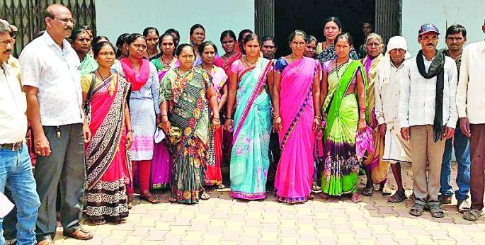 Wages paid for two months | दोन महिन्यांपासून मजुरी रखडली Wages paid for two months | दोन महिन्यांपासून मजुरी रखडली