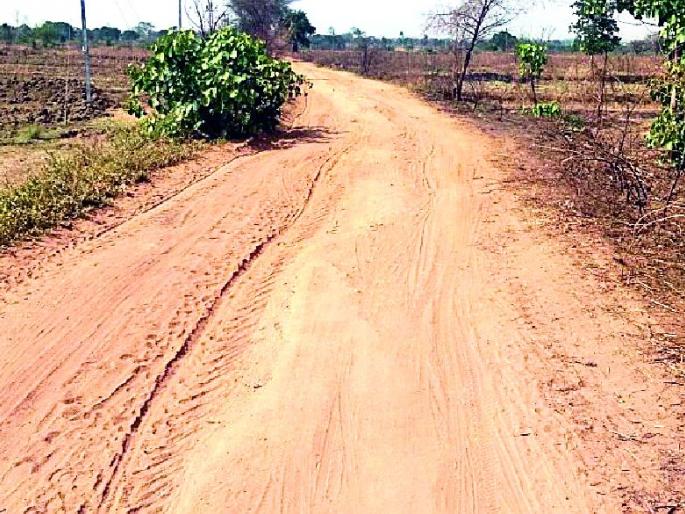 Borkala river crossing route makhla with dust | बोरमाळा नदी घाट मार्ग धुळीने माखला