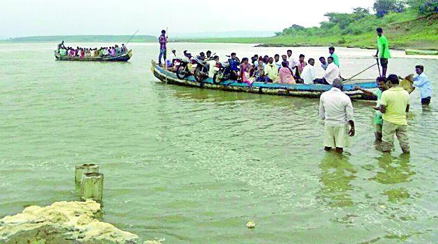 Journey to Sironvansiya's name | सिरोंचावासियांचा नावेने प्रवास